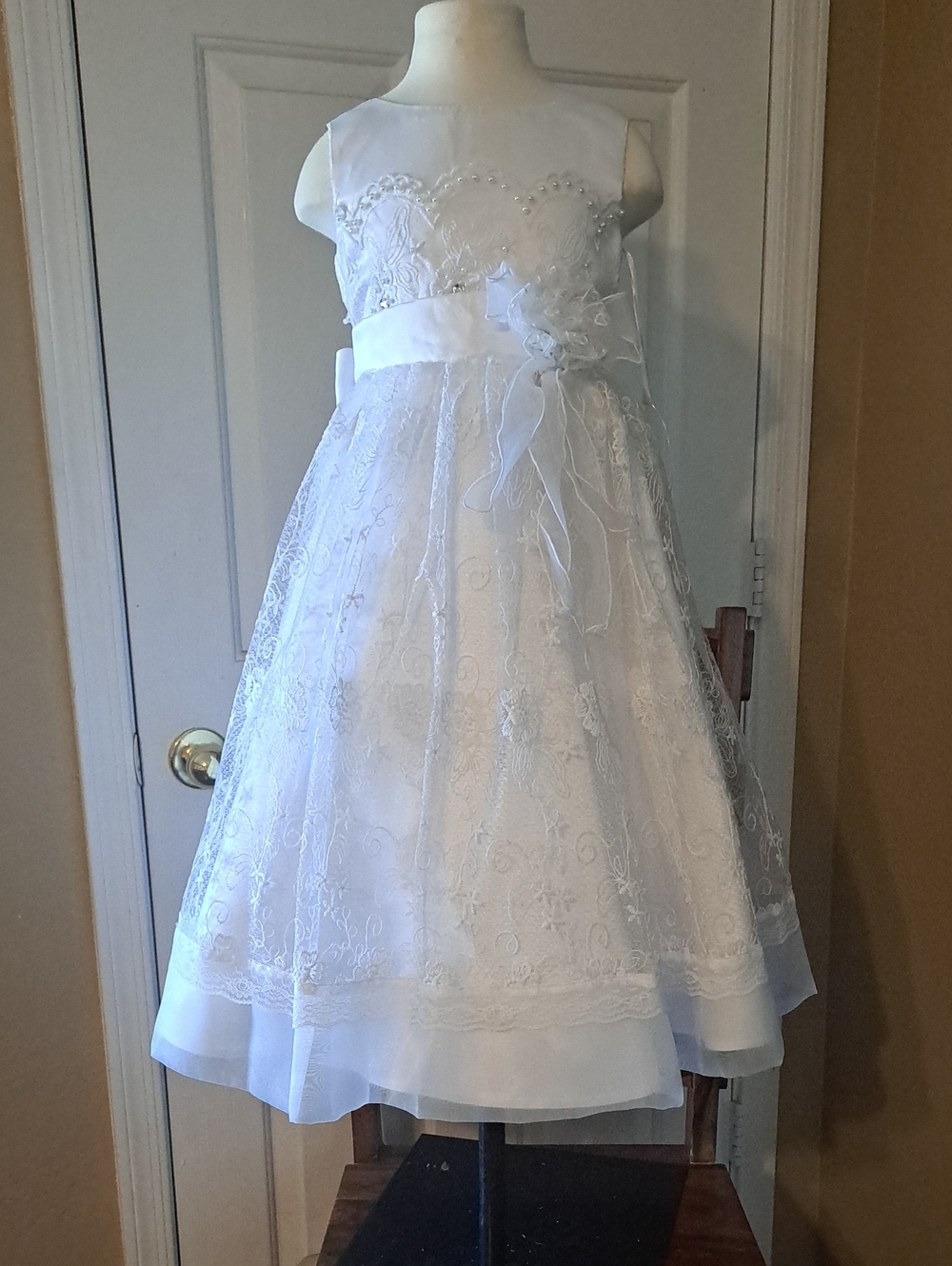 White Lace Flower Girl Dress with Satin Sash Size 4 New